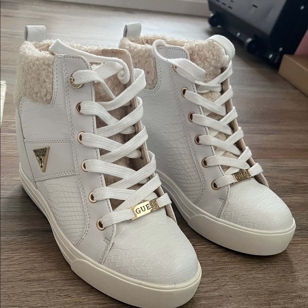 GUESS Women's White and Cream Textured Sneakers